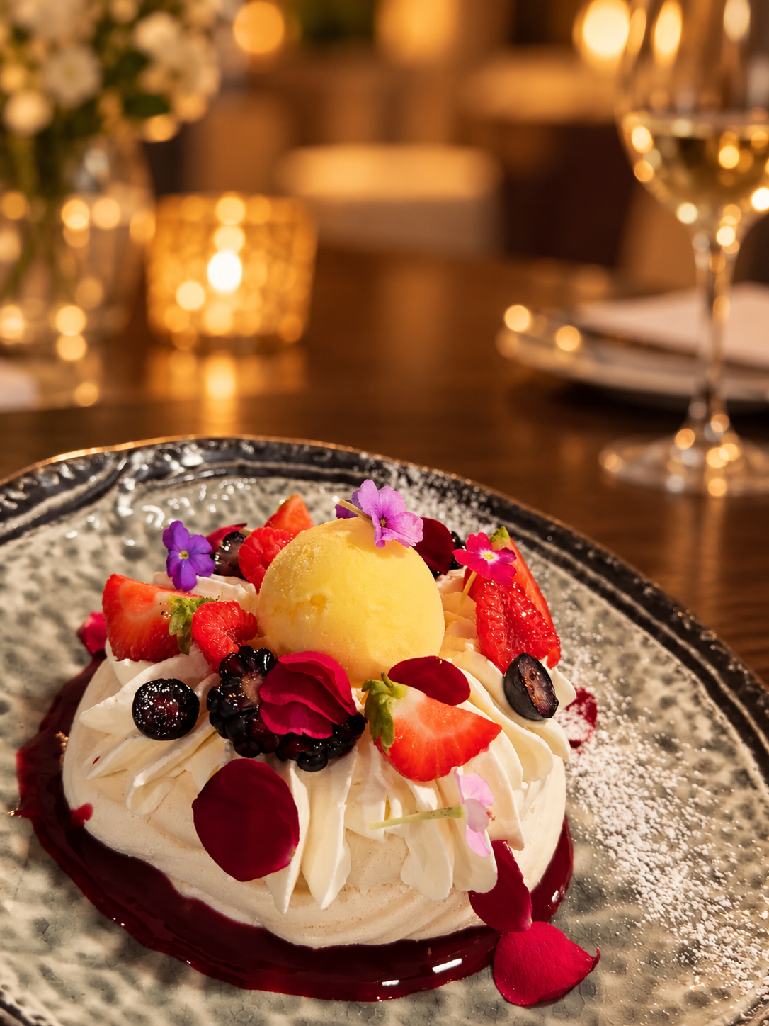 Dessert Maison B garni de fruits et de fleurs